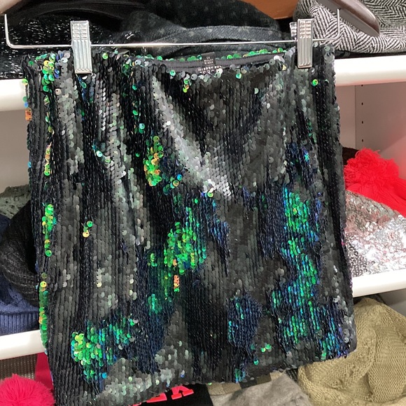 GUESS STUNNING 2 way color Sequin Skirt. SEXY! Size XS. - Picture 4 of 9